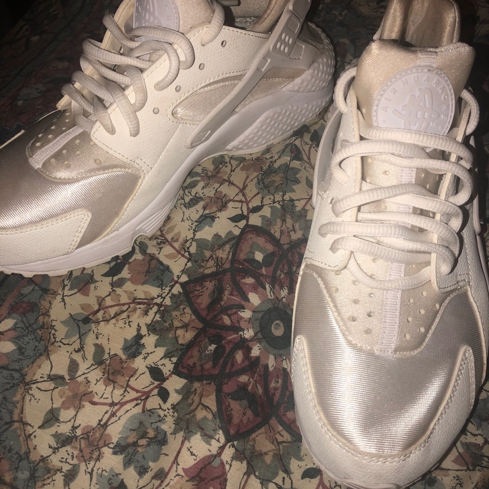 Authentic Nike Air Hauraches ❤️😋